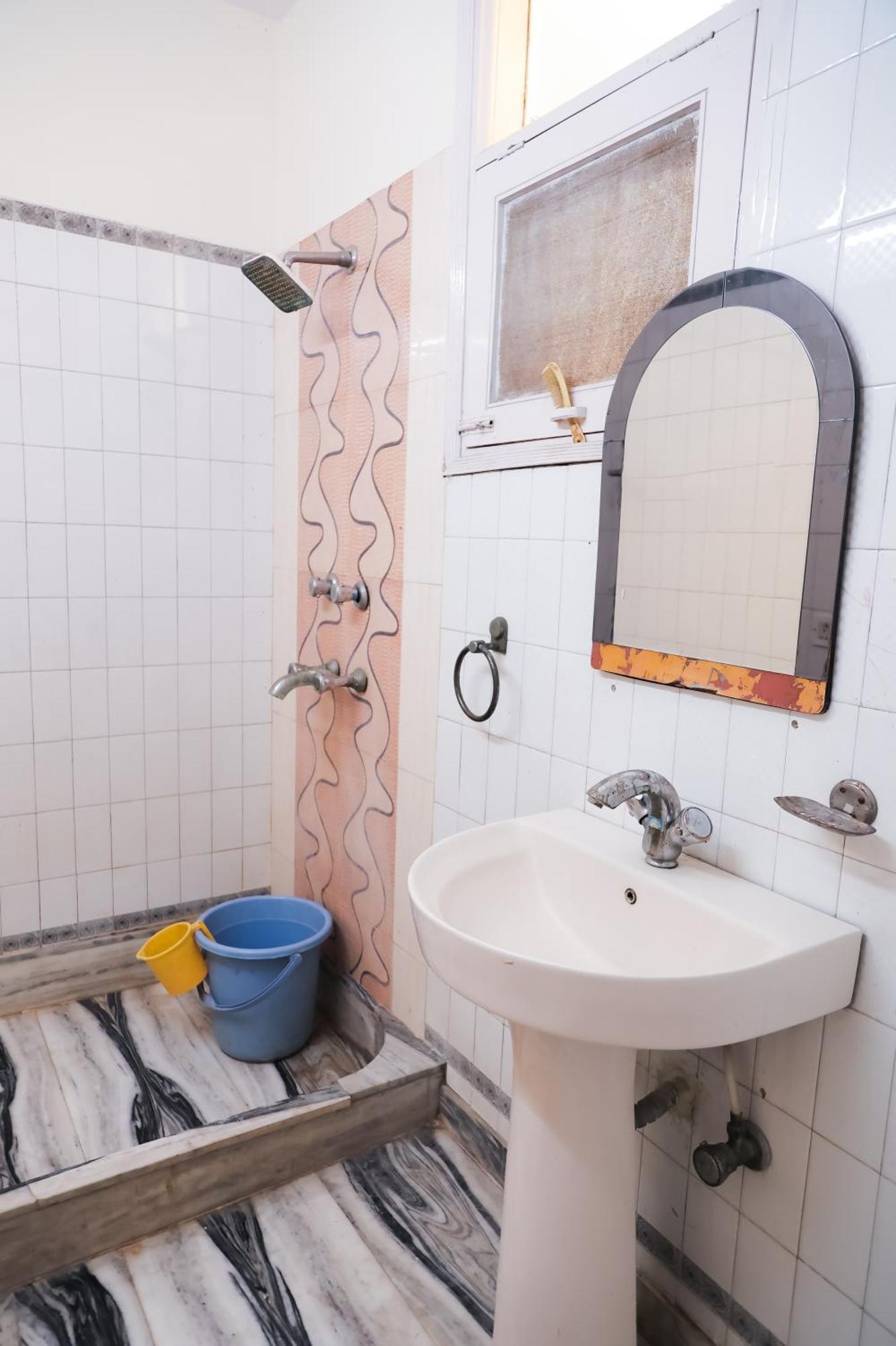 Hotel - Near Anand Vihar Station 3*