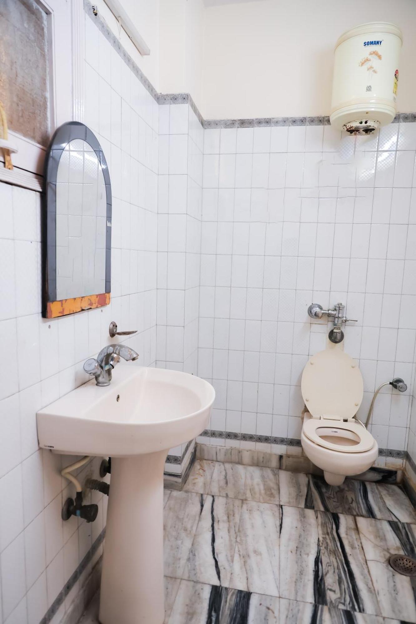 - Near Anand Vihar Station Hotel 3*