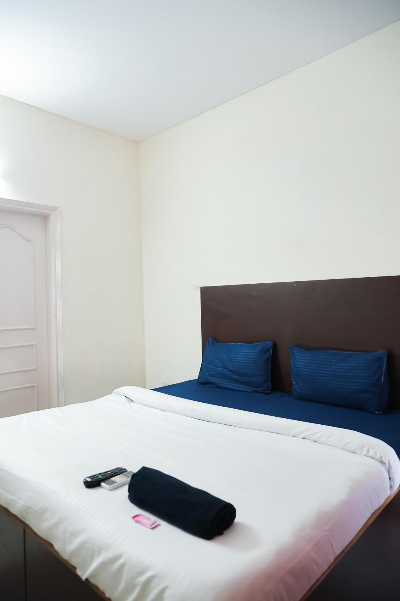 - Near Anand Vihar Station Hotel