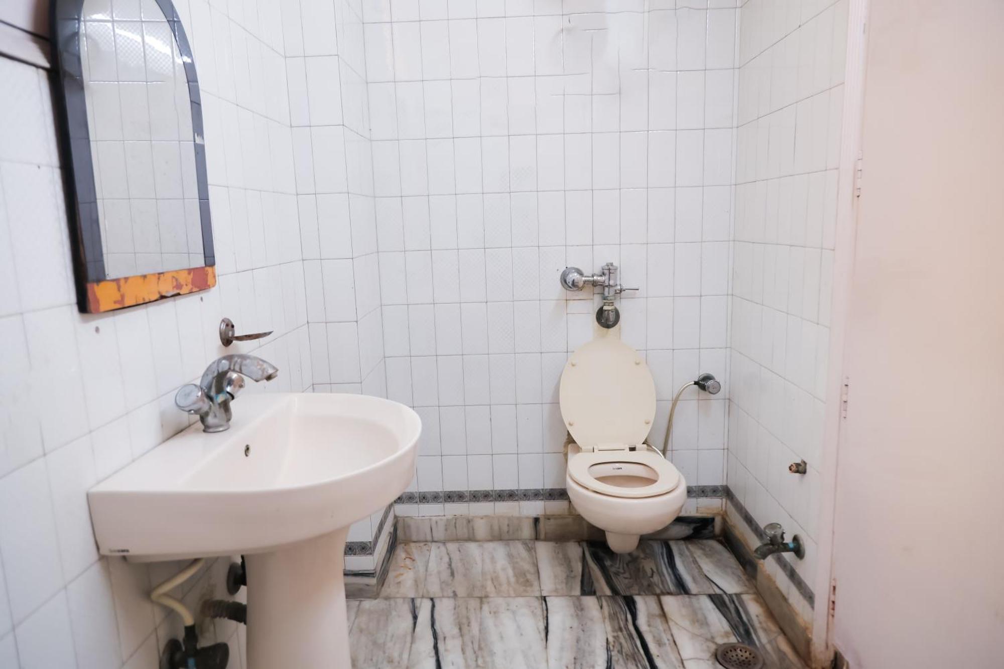 Hotel - Near Anand Vihar Station